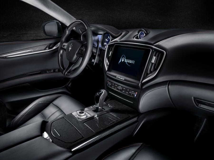 Интерьер Maserati Ghibli S Q4 GranSport Carbon Pack 2017 года  (фото 7 из 44)